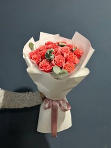 Букет 678 из пионовидных роз и эвкалипта